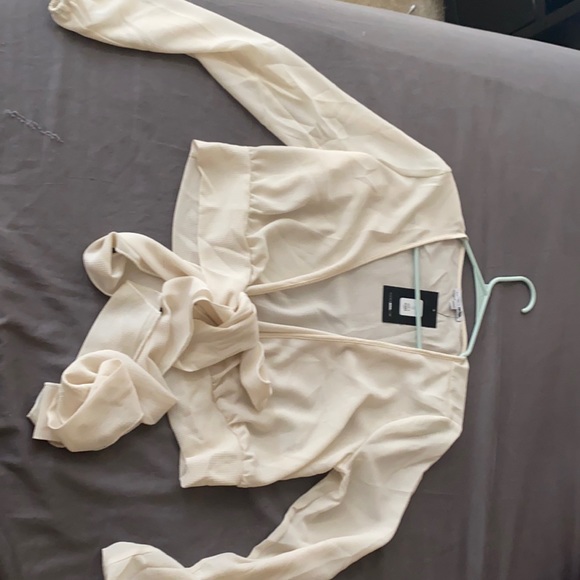 Cream color crop top blouse. Fashion nova size small. - Picture 2 of 3